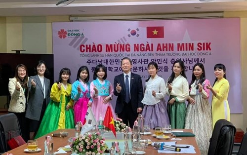 ĐH ĐÔNG Á: TỐNG LÃNH SỰ HÀN QUỐC THĂM VÀ LÀM VIỆC , MỘT BƯỚC PHÁT TRIỂN MỚI HỢP TÁC VỚI HÀN . 