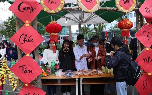 Phiên chợ Tết xưa mang 243 vé xe Tết đến sinh viên nghèo miền Trung