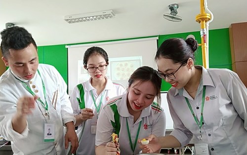 "Đột nhập" lớp học Chế biến món Âu siêu sịn siêu vui của sinh viên Khoa Du lịch