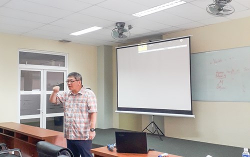 Giáo sư Fred đến từ ĐH Yonsei - Hàn Quốc hướng dẫn sinh viên khoa Du Lịch, khoa tài chính kế toán và khoa QTKD môn Toán xác suất và thống kê