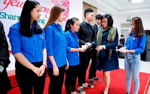 Sinh viên Đại học Đông Á: Mang “Xuân yêu thương” dành tặng sinh viên, học sinh khó khăn 