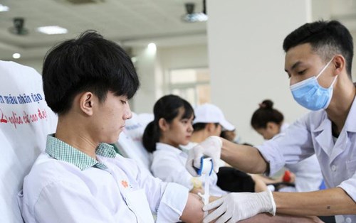 Hàng trăm sinh viên ĐH Đông Á hiến máu cứu người